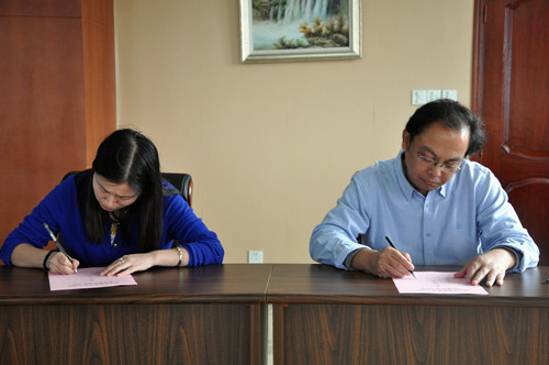 学院党委现场与11个总支分别签订党风廉政建设目标责任书