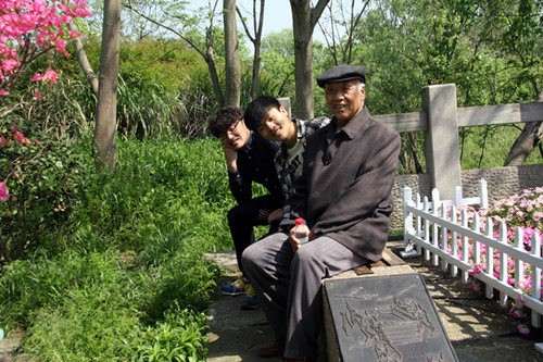 志愿者陪同福利院的爷爷奶奶观赏西溪湿地美丽的西溪“花朝节”