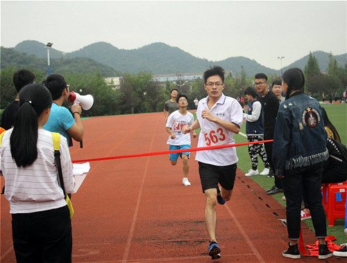 运动会场景,冲刺