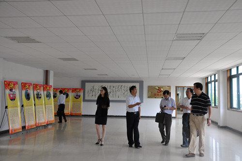 胡明毫处长一行在学院领导陪同下参观党员之家