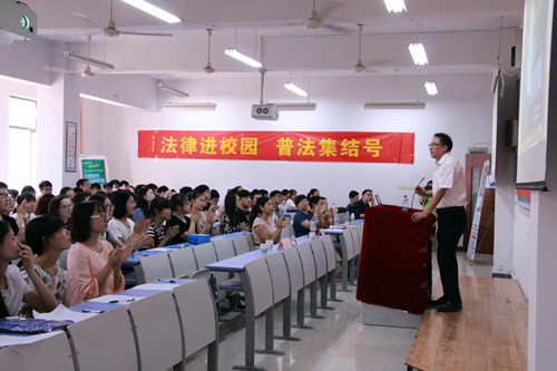企业资深律师黄律师为师生讲解法律知识