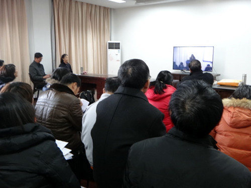 学院领导、院督导、教务处领导、应用语言系全体教师在观摩韦老师授课