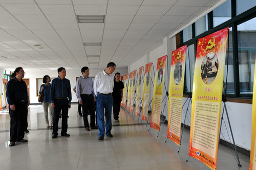 张仲灿部长一行参观我院优秀共产党员事迹展