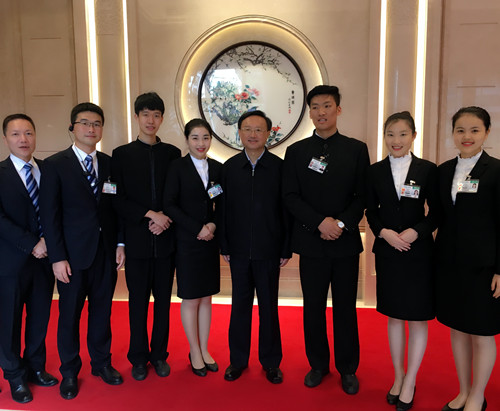 我院G20峰会服务学生章铭、周程远与杨洁篪先生合影