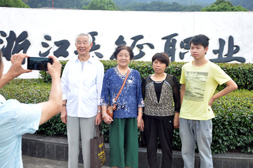 新生与家长在学校门口合影