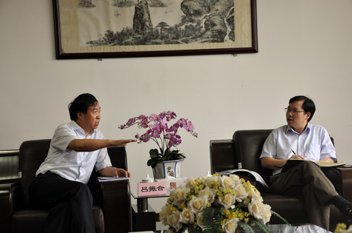 执行院长吕振合教授介绍学院基本情况