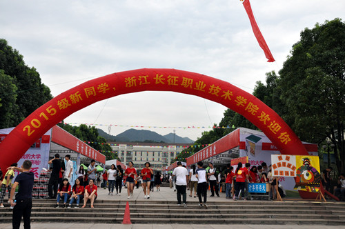 热闹的迎新现场