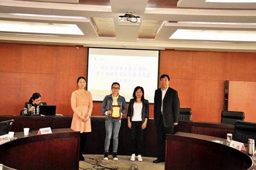 执行院长吕振合教授为获奖选手颁奖