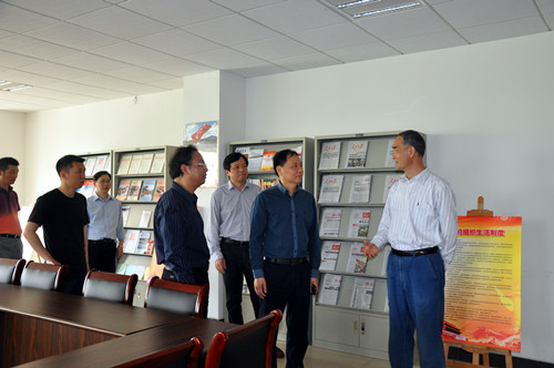 张仲灿部长一行参观我院党员之家,对我院党建工作做相关指导