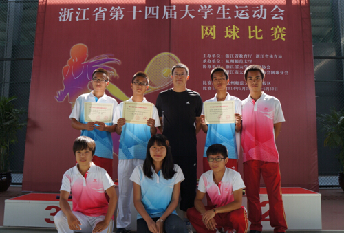 参赛学生和指导老师合影