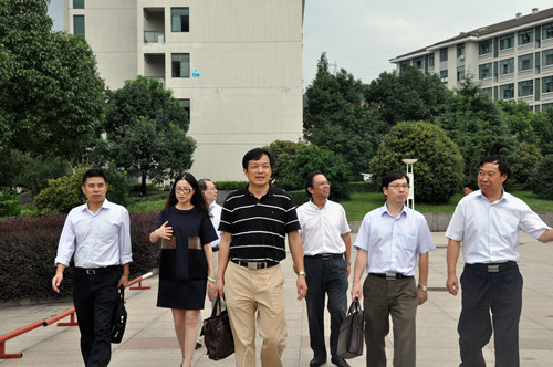 胡明毫处长一行在学院领导陪同下参观校园