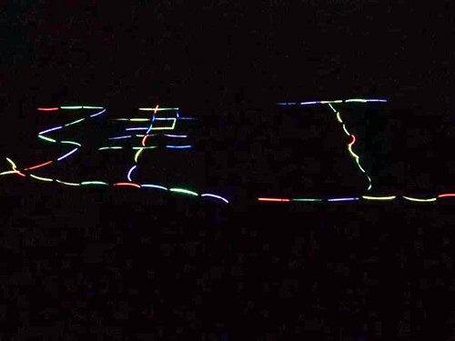 学生们用荧光棒排成的“建工”图案