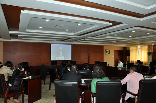 与会人员集中观看人民网视频——郭建宁《‘四个全面’引领中国》专题讲座