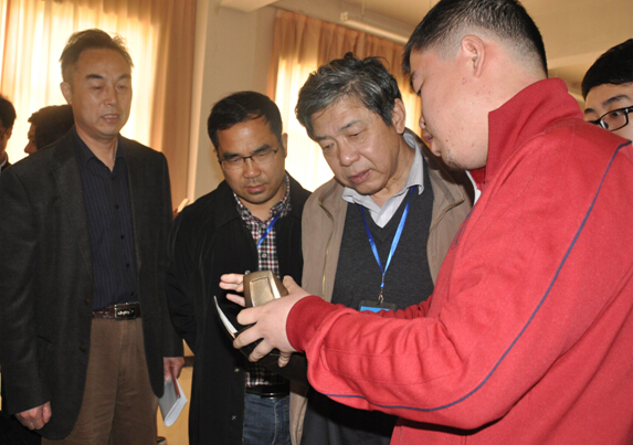 我院计算机与信息技术专业学生向专家介绍3D打印项目