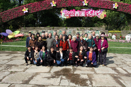 参加活动的爷爷奶奶合影