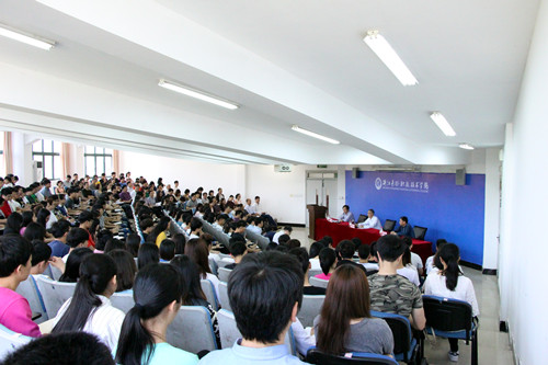 全体师生认真听取张部长讲党课