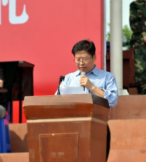 学院副院长杜宝山宣读军训表彰文件