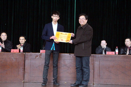 学院副院长杜宝山为获奖学生颁奖