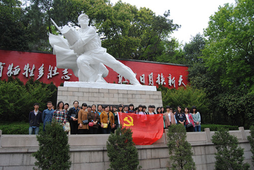 贸易系党校学员参观革命烈士纪念馆