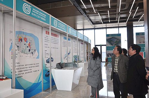 学院部分领导参观大江东集聚区规划图