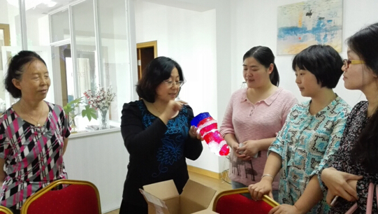 赵蝶飞总经理在讲授商品知识