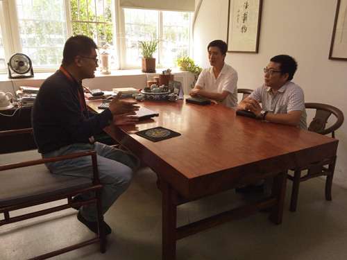 与企业负责人洽谈合作事宜