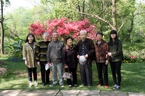 志愿者陪同福利院的爷爷奶奶观赏西溪湿地美丽的西溪“花朝节”