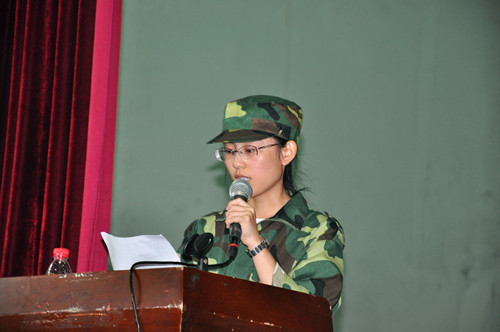 新生代表冯潇洒同学代表2015级新生发言