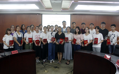 参与G20峰会服务学生合影