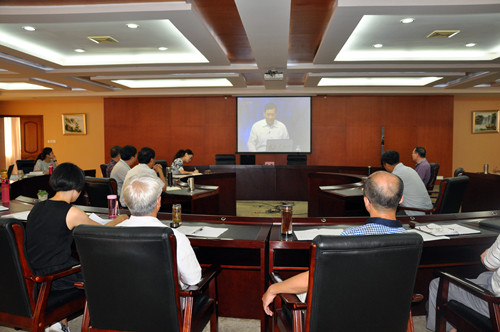 与会人员收看“三严三实”专题DVD