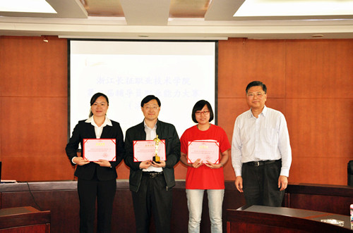 正院级巡视员、教育指导委员会主任洪永铿教授为获奖选手颁奖