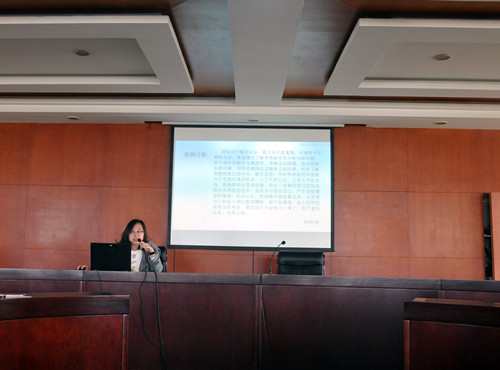 管理系专职辅导员贾春竹老师作经验交流