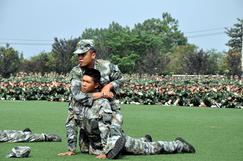 军官表演