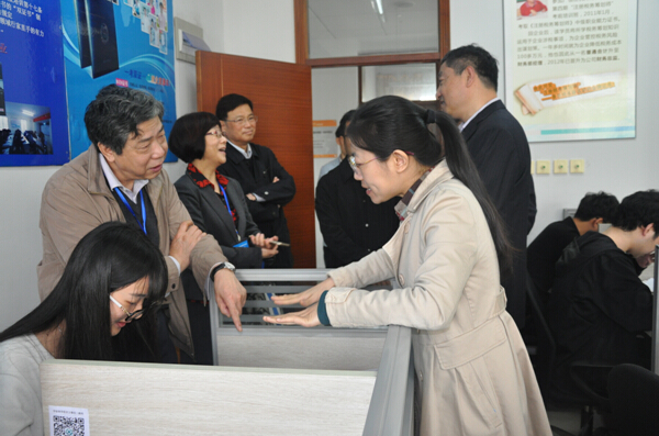专家组考察会计手工实训中心