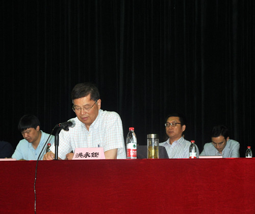 执行院长洪永铿教授为毕业生致词