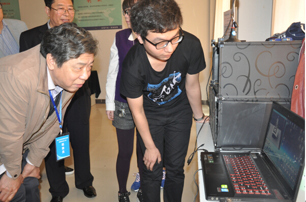 我院计算机与信息技术专业学生向专家介绍创新项目