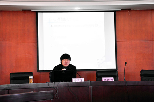 管理系党总支副书记孙金动老师讲解如何加强学生干部队伍建设