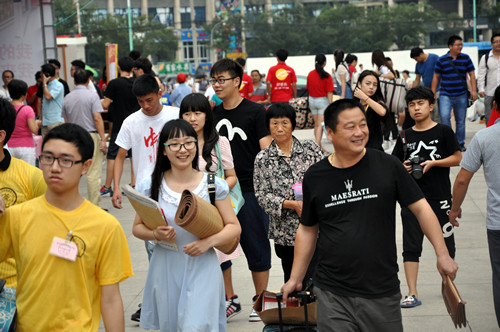 新生及家长开心的来报道