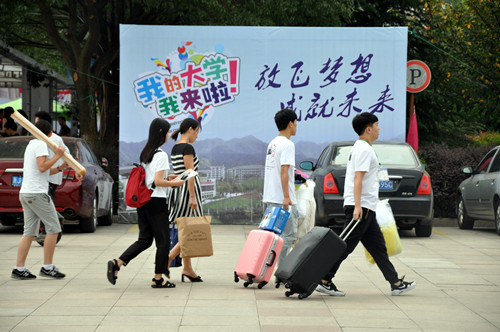 新生及家长开心的来报道