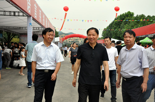 学院董事长一行亲临迎新现场