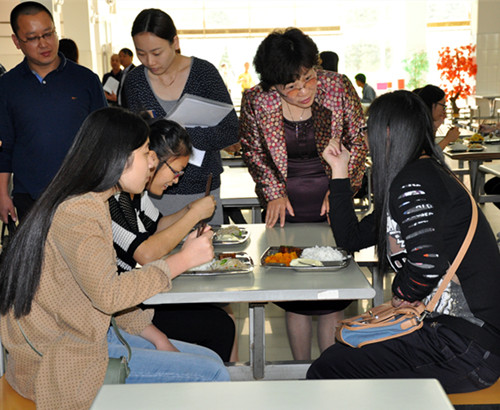 检查组组长询问学生有关食堂用餐情况