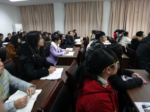 同学们在认真听课