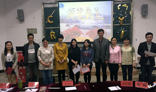 评委老师与一等奖获得者合影