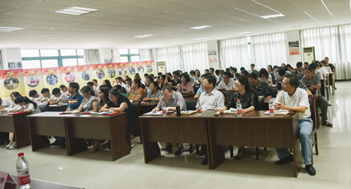 与会同志认真听党课