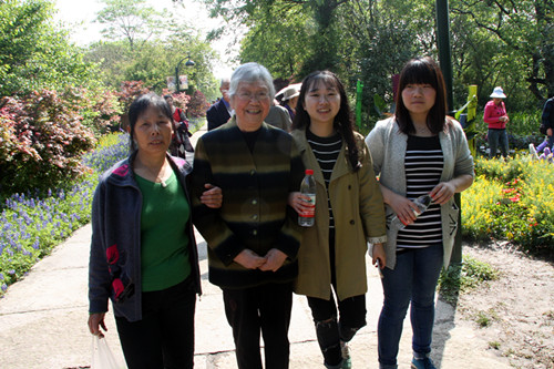 志愿者陪同福利院的爷爷奶奶观赏西溪湿地美丽的西溪“花朝节”