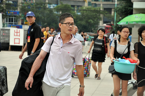 新生及家长开心的来报道