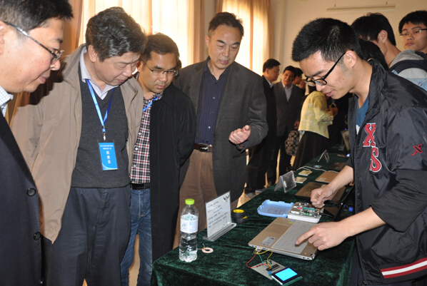 专家考察学生创新项目